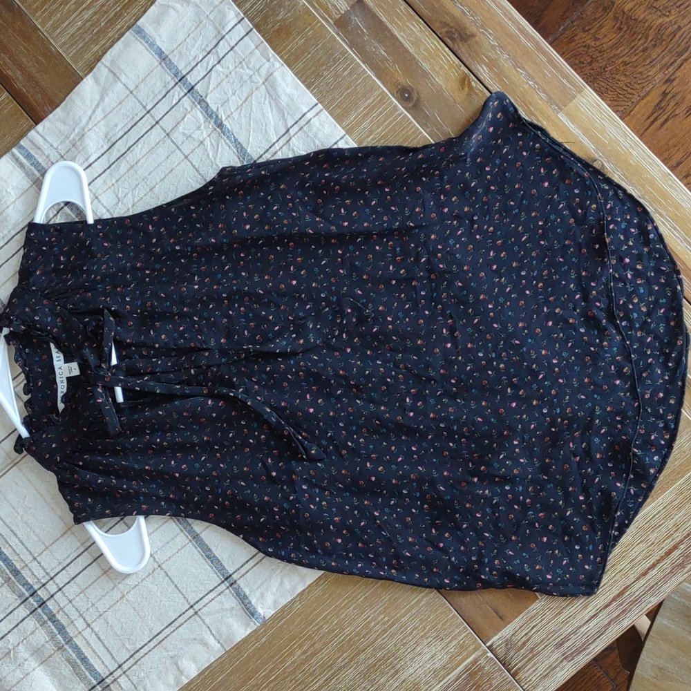 Veronica Beard Black Sleeveless 100% Silk Blouse with Subtle Pattern